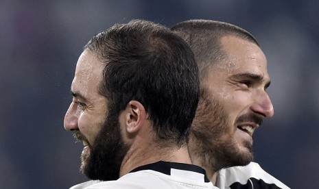 Gonzalo Higuain (kiri) dan Leonardo Bonucci.