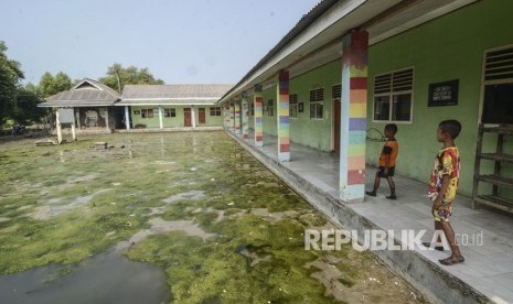 Desa Jadi Benteng Terakhir Hadapi Krisis. Foto ilustrasi: Sekolah di Desa Pantai Bahagia, Muaragembong, Kabupaten Bekasi, Jawa Barat. (Ilustrasi)