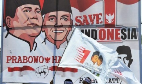 Dua bocah simpatisan calon Presiden Prabowo Subianto, berlari mengibarkan bendera saat mengikuti kampanye di Stadion Mattoanging Makassar, Sulsel, Selasa (17/6). 