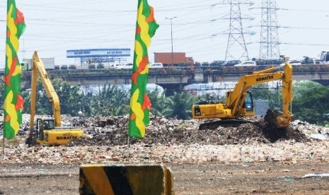 Dua buah alat berat sedang mengeruk tanah di lokasi Taman BMW, Jakarta, Senin (9/10). 