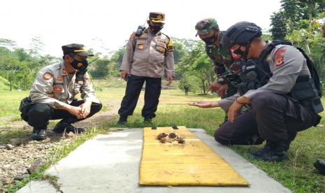 Dua buah bom militer jenis granat nanas temuan warga di Kota Tasikmalaya dimusnahkan oleh aparat kepolisian, Kamis (11/3). Pemusnahan dilakukan dengan meledakan granat itu.