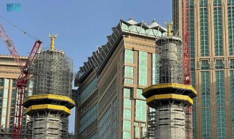 Dua bulan sabit baru telah dipasang di menara dekat Gerbang Raja Abdulaziz di Masjidil Haram, Makkah.