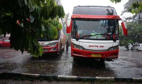 Dua bus Gumarang Jaya yang mengangkut 114 perantau Sumbar dari Tanggerang diisolasi BPSM Provinsi Sumatera Barat, Jumat (17/4)