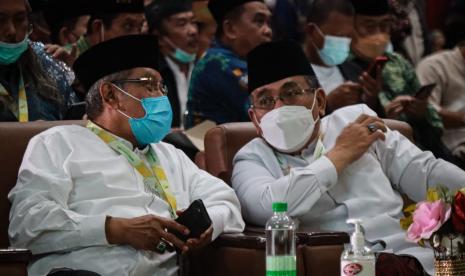 KH Yahya Cholil Staquf Terpilih Jadi Ketum PBNU 2021-2026. Foto:   KH Yahya Cholil Staquf Terpilih Jadi Ketum PBNU 2021-2026. Foto:  Dua calon Ketua Umum PBNU periode 2021-2016, KH Said Aqil Siroj (kiri) dan KH Yahya Cholil Staquf (kanan) dalam sidang pleno III dan IV Muktamar NU di   Gedung Serba Guna Universitas Lampung (Unila), Bandar Lampung, Jum