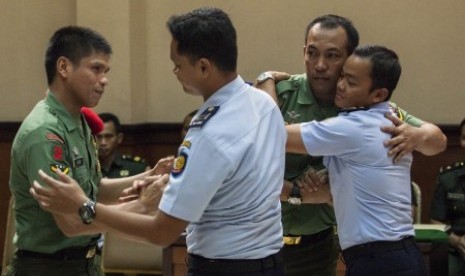 Dua dari 12 terdakwa anggota Kopassus Grup II Kandang Menjangan Kartasura, Serda Ucok Tigor Simbolon (kiri) dan Serda Sugeng Sumaryanto (dua dari kanan) meminta maaf kepada saksi dalam sidang militer lanjutan di Pengadilan Militer II-11 Yogyakarta, Bantul,