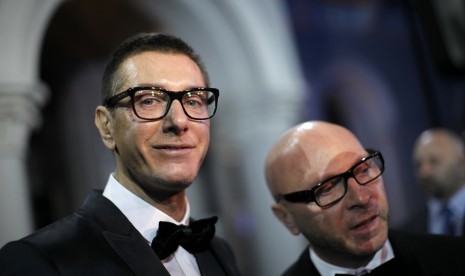 Dua desainer Italia, Domenico Dolce (kanan) dan Stefano Gabbana (kiri) saat tampil di depan media.