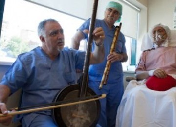 Dua dokter Turki tengah memberikan terapi musik kepada pasiennya