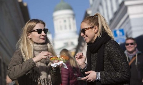 Dua gadis menikmati festival kuliner jalanan di Helsinki, Finlandia. (ilustrasi) 