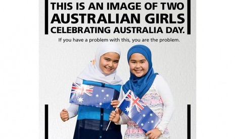 Dua gadis Muslim merayakan Australia Day 2016. Papan iklan yang menampilkan mereka dipaksa diturunkan.