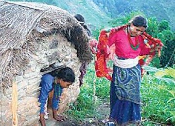 Dua gadis Nepal keluar dari gubuk yang dijadikan tempat untuk melakukan ritual Chhaupadi.