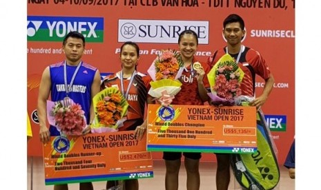 Dua ganda campuran Indonesia, Alfian Eko Prasetya/Melati Daeva Oktavianti (kanan) yang menjadi juara Vietnam Open Grand Prix 2017 dengan mengalahkan Riky Widianto/Masita Mahmudin.