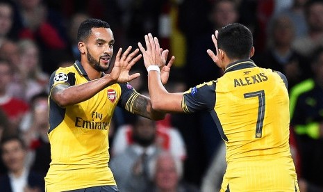 Dua gelandang Arsenal, Theo Walcott (kiri) dan Alexis Sanchez merayakan gol kedua timnya ke gawang FC Basel, Kamis (29/9) dini hari WIB. Pada laga Liga Champions di stadion Emirates itu, Arsenal menang 2-0.