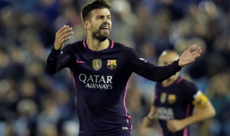 Bek Barcelona Gerrard Pique. 