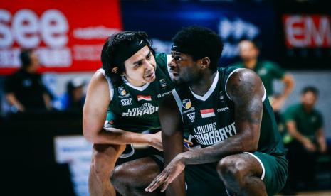 Dua guard Louvre Surabaya Michael Kolawole (kanan) dan Dimaz Muharri dalam laga melawan Pacific Caesar. Kolawole mencetak 32 poin untuk membawa Louvre mengalahkan Pacific 86-83. (DOK IBL)