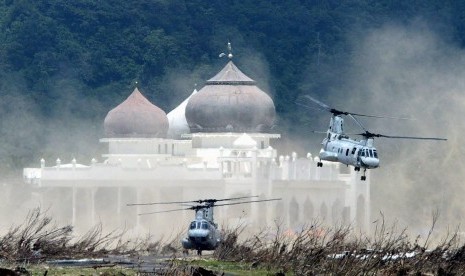 Dua helikopter AS lepas landas bersama mantan Presiden AS, Bill Clinton dan George W. Bush Sr. di daerah Lampu'uk, Banda Aceh, Minggu 20 Februari 2005.