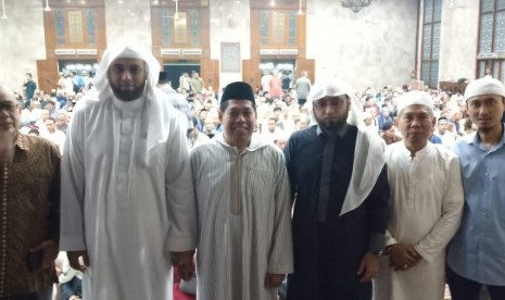 Dua imam qiyamullail bersama Pengurus Masjid Agung Sunda Kelapa.