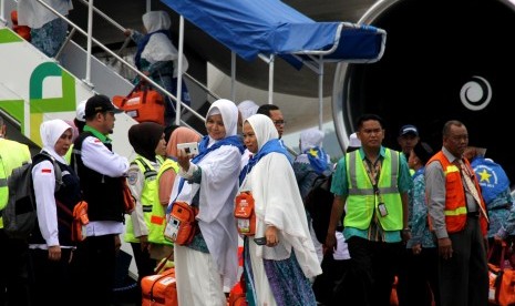 Dua jamaah calon haji kelompok terbang (kloter) pertama berfoto selfie saat akan naik ke pesawat di Bandara Internasional Sultan Hasanuddin Makassar, Kabupaten Maros, Sulawesi Selatan, Jumat (28/7).