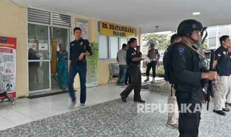 Dua jenazah terduga teroris yang melakukan penyerangan di Mapolres Dharmasraya tiba di RS Bhayangkara, Padang, Sumatra Barat, Ahad (12/11). 