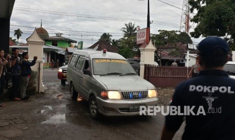 Dua jenazah terduga teroris yang melakukan penyerangan di Mapolres Dharmasraya tiba di RS Bhayangkara, Padang, Sumatra Barat, Ahad (12/11). 