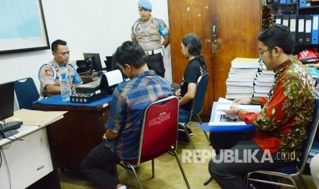 Dua jurnalis foto, Prima Mulia dan Iqbal Kusumadireza didampingi kuasa hukum dari Lembaga Bantuan Hukum (LBH) Kota Bandung, melaporkan dugaan kekerasan oleh aparat kepolisian saat meliput Mayday ke bagian Propam Polrestabes Bandung, Kamis (2/5). 