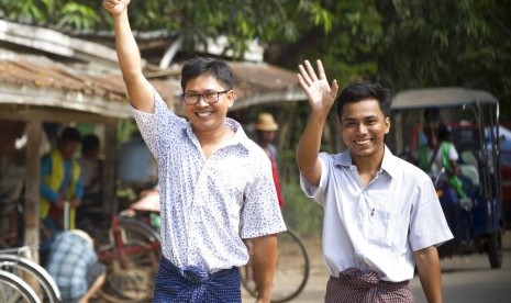 Dua jurnalis Reuters Wa Lone (kiri) dan Kyaw She Oo melambaikan tangan saat berjalan keluar dari Penjara Insein di Yangon, Myanmar, Selasa (7/5).