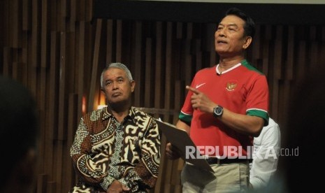 Dua kandidat calon ketua umum PSSI Djohar Arifin Husin (kiri) dan Moeldoko.