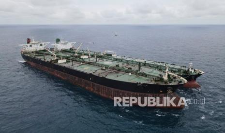 Dua kapal dua kapal berjenis motor tanker (MT) berbendera asing diamankan Badan Keamanan Laut (Bakamla) di perairan Pontianak, Kalimantan Barat, Minggu (24/1/2021). KN Marore-322 milik Bakamla mengamankan dua kapal tanker berbendera Iran dan Panama melaksanakan 