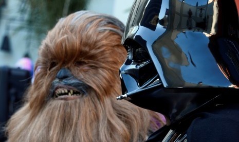 Dua karakter dari film Star Wars, Chewbacca dan Darth Vader.