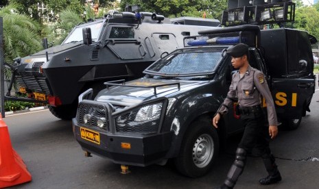 Dua kendaraan anti huru-hara milik Kepolisian Republik Indonesia dikerahkan menjaga Gedung Komisi Pemberantasan Korupsi di Jakarta, Selasa (22/7).