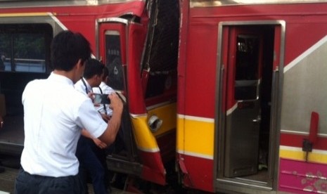 Dua kereta yang bertabrakan di Stasiun Juanda