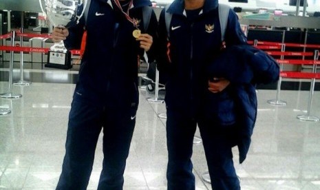 Dua kiper Timnas U-29, Ravi Murdianto (kiri) dan Rully Desrian (kanan).