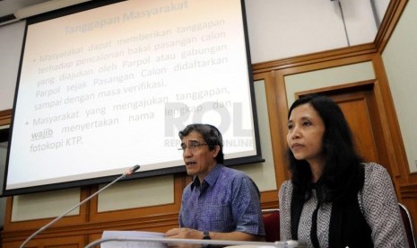 Dua Komisioner KPU Hadar Nafis Gumay (kiri) dan Ida Budhiati memberikan pemaparan dalam Uji Publik Peraturan KPU tentang Pemilu Presiden dan Wakil Presiden tahun 2014 di Kantor KPU, Jakarta, Kamis (27/3).