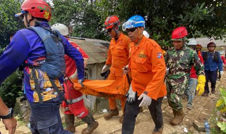 Dua korban terakhir yang tertimbun  longsor di Kampung Sirnasari, Kelurahan Empang, Kecamatan Bogor Selatan,  Kota Bogor berhasil dievakuasi, Jumat (17/3/2023)