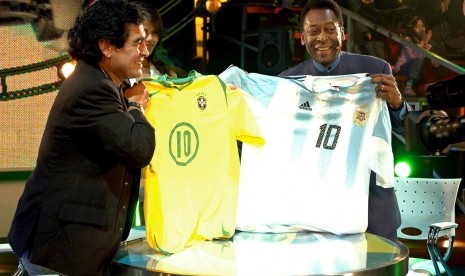 Dua legenda sepak bola, Diego Maradona (kiri) dan Pele.