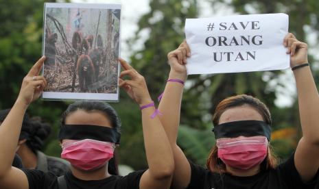 Dua mahasiswa Badan Eksekutif Mahasiswa (BEM) Sylva Fakultas Kehutanan Universitas Tanjungpura menggelar aksi selamatkan hutan Indonesia di Bundaran Digulis, Pontianak, Kalimantan Barat. KPK menyebut pengawasan hutan yang buruk menyebabkan negara rugi triliunan