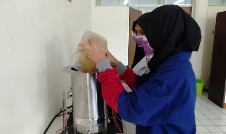 Dua mahasiswa Fakultas Teknologi Pertanian Universitas Brawijaya (FTP UB) Sakinah Hilya dan Khodijah Adrebi membuat pulp dan kertas dari limbah biomasa dengan sebuah alat bernama Cellulose from Biomass Waste (C-BOMS). 