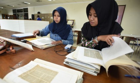 Dua mahasiswi mengerjakan skripsi (ilustrasi). Pihak Universitas Andalas menyambut baik aturan yang tidak lagi mewajibkan pembuatan skripsi sebagai syarat kelulusan mahasiswa.