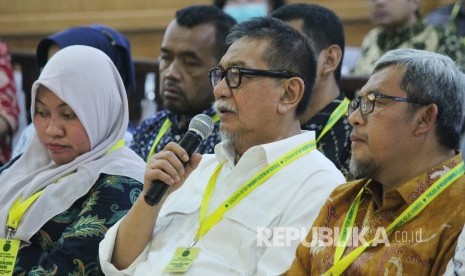 Dua mantan petinggi Jawa Barat, Ahmad Heryawan (kanan) dan Deddy Mizwar (tengah), hadir sebagai saksi dalam sidang kasus suap proyek Meikarta dengan terdakwa Bupati Bekasi nonaktif Neneng Hassanah Yasin, di Pengadilan Tipikor Bandung, Jalan LRE Martadinata, Kota Bandung, Rabu (20/3). 