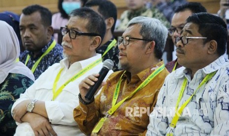 Dua mantan petinggi Jawa Barat, Ahmad Heryawan (kanan) dan Deddy Mizwar (tengah) hadir sebagai saksi dalam sidang kasus suap proyek Meikarta dengan terdakwa Bupati Bekasi nonaktif Neneng Hassanah Yasin, di Pengadilan Tipikor Bandung, Jalan LRE Martadinata, Kota Bandung, Rabu (20/3). 