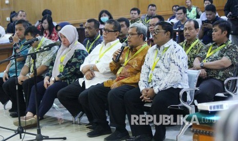 Dua mantan petinggi Jawa Barat, Ahmad Heryawan (kedua kanan) dan Deddy Mizwar (ketiga kiri) bersama sejumlah saksi lainnya hadir dalam sidang kasus suap proyek Meikarta dengan terdakwa Bupati Bekasi nonaktif Neneng Hassanah Yasin, di Pengadilan Tipikor Bandung, Jalan LRE Martadinata, Kota Bandung, Rabu (20/3).