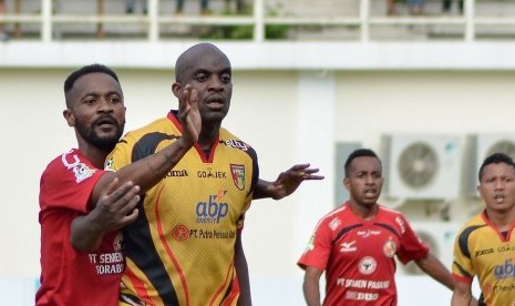 Dua marquee player, Didier Zokora (kiri) dan Mohamed Sissoko pada laga Liga 1 antara Semen Padang dan Mitra Kukar di Stadion Aji Imbut, Tenggarong, Jumat (7/7). Mitra Kukar menang 1-0 pada laga ini.