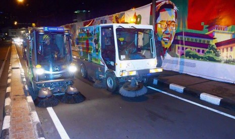 Dua mobil penyapu jalanan (road sweeper) membersihkan Alun-alun, Kota Bandung, Senin (27/4) malam. (Republika/Edi Yusuf)