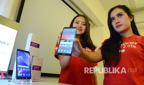 Dua model memperlihatkan produk smartphone Huawei Nova 2 lite, di Kota Bandung, Senin (30/4).