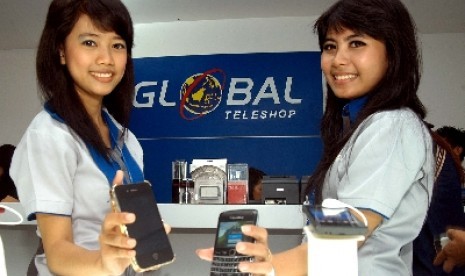 Dua Model menunjukan handphone dari berbagai merk di gerai Global Teleshop Superstore.