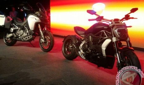 Dua model terbaru yang diperkenalkan Ducati untup pertama kalinya di Indonesia dan wilayah Asia, Multistrada 1.200 Enduro (kiri) dan XDiavel (kanan) di diler terbaru Ducati Indonesia sekaligus diler terbesar Ducati di dunia di bilangan Kemang, Jakarta Sela