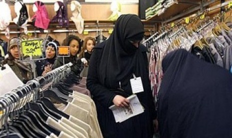 Dua Muslimah yang mengenakan cadar sedang belanja di pusat kota Paris, Prancis, beberapa waktu lalu.