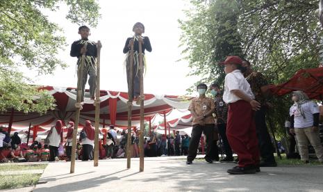 Dua orang anak bermain egrang saat mengikuti Festival Anak Jawa Tengag 2022 di Kompleks Pendopo Si Panji Kota Lama Banyumas, Jawa Tengah, Rabu (27/7/2022). Kementerian Pemberdayaan Perempuan dan Perlindungan Anak (PPPA), Pemprov Jawa Tengah dan UNICEF menggelar kegiatan Festival Anak Jawa Tengah 2022 untuk memperingati Hari Anak Nasional dengan tema Anak terlindungi, Indonesia Maju. 