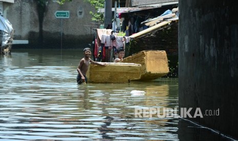 Dua orang anak bermain perahu-perahuan dari Styrofoam bekas di permukiman yang telah terendam banjir lupan Sungai Citarum, di Kecamatan Baleendah, Kabupaten Bandung (ilustrasi)