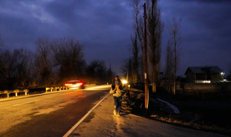 Dua orang anak lelaki berjalan di jalanan Srinagar, Kashmir, Senin (7/2/2022).