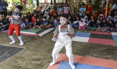  Orang Tua Diharap Biasakan Lagi Mendongeng untuk Anak. Foto ilustrasi:   Dua orang anak mementaskan pantomim di Kampung Ramah Anak Leuwianyar, Kota Tasikmalaya, Jawa Barat, Sabtu (23/7/2022). Pentas kreativitas anak dalam rangka memperingati Hari Anak Nasional yang diselenggarakan oleh Komunitas Badut Tasikmalaya (Battik) dan Budak Capetang diisi berbagai kesenian diantaranya tari kreasi, pantomim, dongeng nusantara, penanaman pohon dan permainan tradisional. 